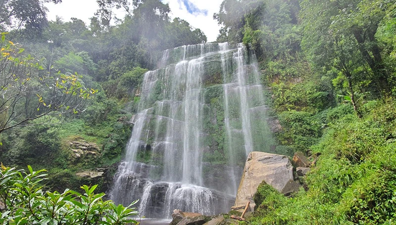 Hùng vỹ thác Tả Củ Tỷ.