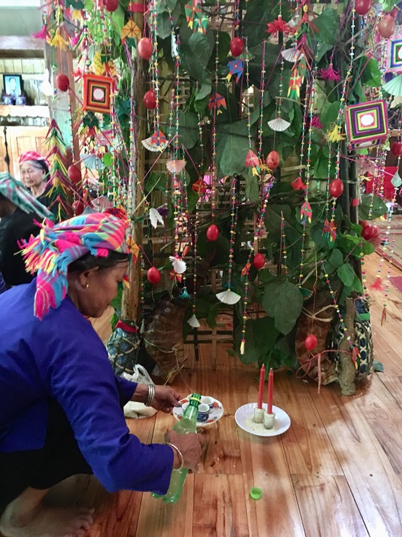 Ngôi nhà sàn của người Tày là không gian độc đáo, rộng rãi để tổ chức Đại pang. Bà con, hàng xóm cùng quây quần để lắng nghe thầy hát. Bà con cùng hỗ trợ, giúp đỡ gia đình chuẩn bị mâm cỗ và các linh vật, đồ dùng dâng trong ngày lễ. “Bóc va” được tổng hợp từ nhiều loại lá cây và treo thành một gian. Trong nghi lễ đây là cỏ để nuôi ngựa, nuôi rồng gửi cho các Quan các Tào. Những quả trứng được sơn màu dùng để trang trí trong đại lễ. Thứ quan trọng trong đại lễ là cỗ hoa. Cỗ hoa được đặt ngay gian giữa nhà, được trang trí từ măng, rau, củ mài, củ từ, trứng… Rót rượu để mời các Quan, các Tào xuống chứng giám. Đầu tiên, các thầy sẽ múa quanh cỗ hoa để “tỏn tang”, tức là phát đường cho Quan Tào ở Mường Trời xuống chứng giám đại lễ. Đội nhạc hỗ trợ trong đại lễ. Bà Hoàng Thị Lả hát mời quan. Các thầy sẽ hát, múa như vậy trong thời gian 3 ngày 2 đêm cho đến khi đón được quan xuống chứng giám và nâng cấp sắc cho bà. Ngôi nhà sàn của người Tày là không gian độc đáo, rộng rãi để tổ chức Đại pang. Bà con, hàng xóm cùng quây quần để lắng nghe thầy hát. Bà con cùng hỗ trợ, giúp đỡ gia đình chuẩn bị mâm cỗ và các linh vật, đồ dùng dâng trong ngày lễ. “Bóc va” được tổng hợp từ nhiều loại lá cây và treo thành một gian. Trong nghi lễ đây là cỏ để nuôi ngựa, nuôi rồng gửi cho các Quan các Tào. Những quả trứng được sơn màu dùng để trang trí trong đại lễ. Thứ quan trọng trong đại lễ là cỗ hoa. Cỗ hoa được đặt ngay gian giữa nhà, được trang trí từ măng, rau, củ mài, củ từ, trứng… Rót rượu để mời các Quan, các Tào xuống chứng giám. Đầu tiên, các thầy sẽ múa quanh cỗ hoa để “tỏn tang”, tức là phát đường cho Quan Tào ở Mường Trời xuống chứng giám đại lễ. Đội nhạc hỗ trợ trong đại lễ. Bà Hoàng Thị Lả hát mời quan. Các thầy sẽ hát, múa như vậy trong thời gian 3 ngày 2 đêm cho đến khi đón được quan xuống chứng giám và nâng cấp sắc cho bà.