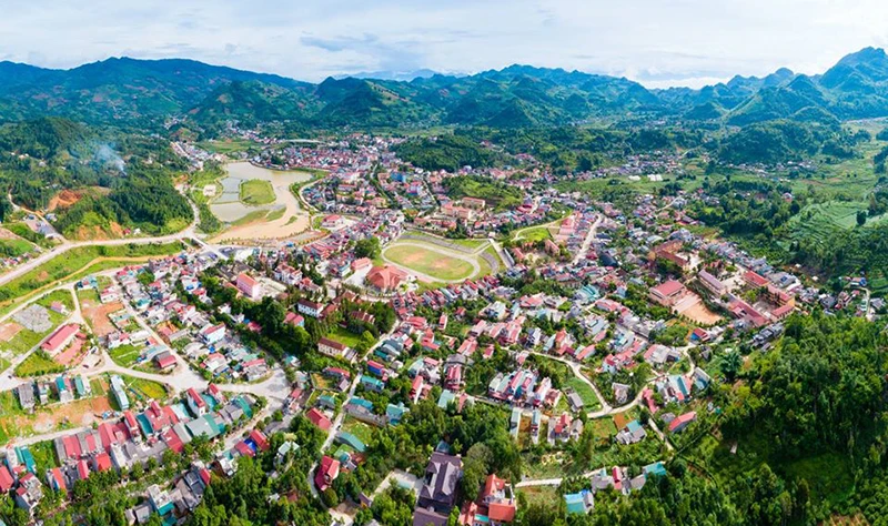 Thị trấn Bắc Hà nhìn từ Núi Ba mẹ con.