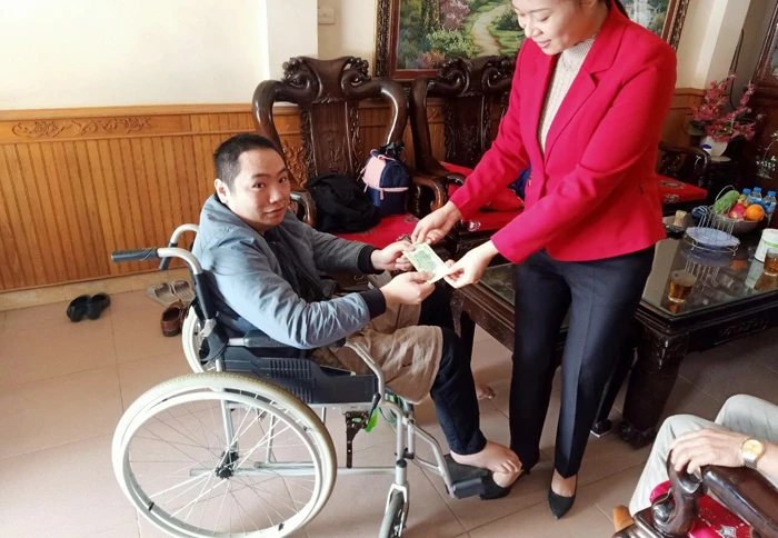 Các đối tượng khuyết tật được nhận tiền hỗ trợ.