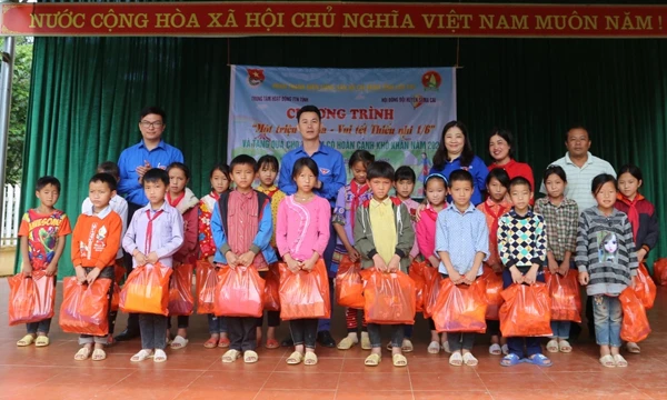 Tặng quà Tết thiếu nhi cho trẻ em Si Ma Cai ảnh 2