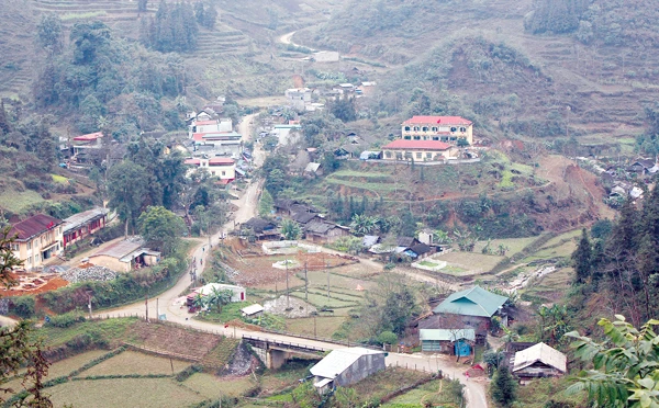 Nhờ nông dân hiến đất, nhiều tuyến đường trên địa bàn huyện Mường Khương được mở rộng (Trong ảnh: Đường giao thông khu vực trung tâm xã Lùng Khấu Nhin).