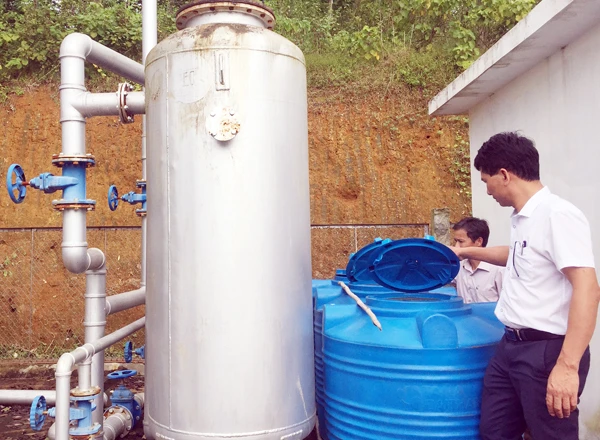 Kiểm tra hệ thống lọc nước sinh hoạt nông thôn.