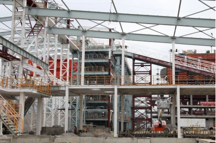 Tiến độ xây dựng mở rộng, nâng công suất Nhà máy Luyện đồng Lào Cai bị ảnh hưởng do nhiều thiết bị nhập từ nước ngoài chưa về đến công trường.