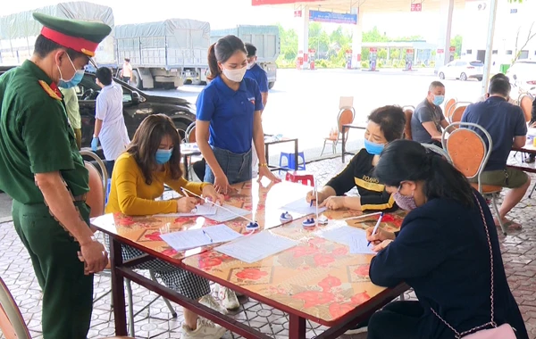 Hướng dẫn người dân khai báo y tế.