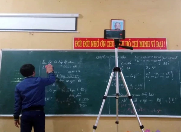 Giáo viên Trường THPT số 3 Bảo Yên dạy học trực tuyến trong mùa dịch.