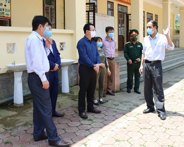 Đoàn kiểm tra khu cách ly tại huyện Mường Khương.