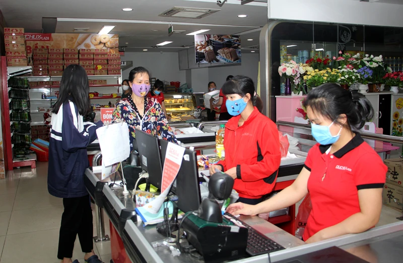 Người dân đến mua hàng tại siêu thị Đức Huy.