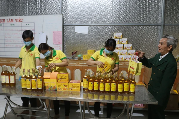 Công nhân Công ty TNHH phát triển Ong miền núi Thanh Xuân đóng gói các sản phẩm mật ong.