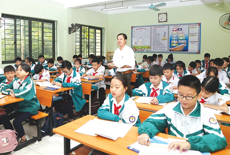 Thầy giáo Nguyễn Đình Toản thường dành một phần bài giảng lịch sử để kể chuyện về các đô đốc anh hùng.