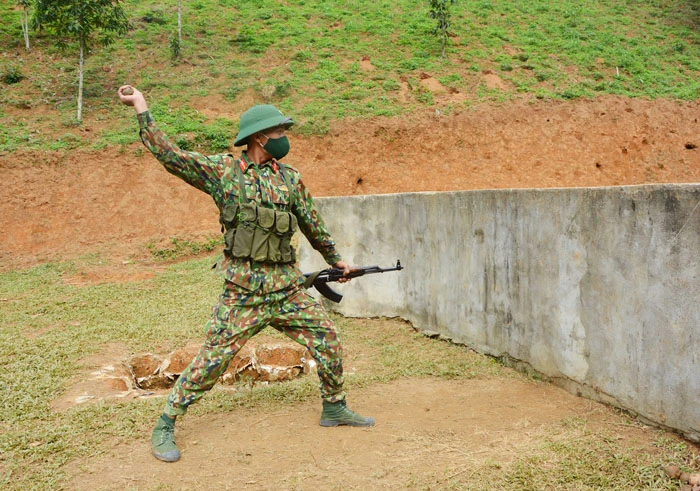 Tân binh thực hành kỹ thuật ném lựu đạn. Ngoài thực hành huấn luyện kỹ thuật, tân binh thành thục thao tác huấn luyện về đào công sự. Giờ giải lao trên thao trường, tân binh tranh thủ đọc báo, cập nhật tin tức cũng như trao đổi thêm về phương pháp, kỹ thuật thực hành các bài tập huấn luyện. Khen thưởng tân binh hoàn thành tốt nội dung huấn luyện.