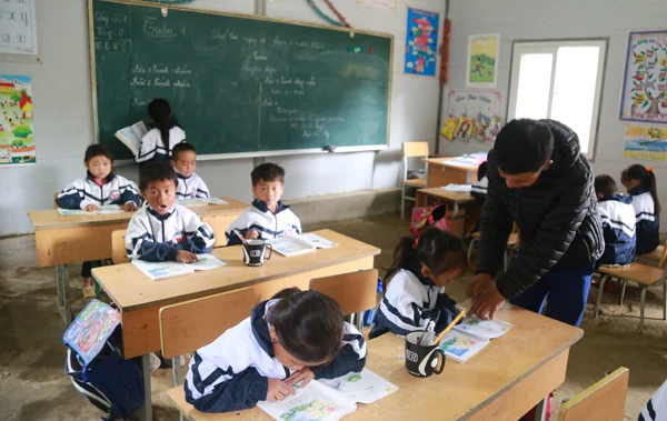 Thầy giáo trẻ Vàng A Má dạy chữ trên quê hương mình.