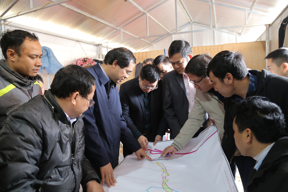 Phó Chủ tịch UBND tỉnh Trịnh Xuân Trường yêu cầu các nhà thầu đẩy nhanh tiến độ thi công.