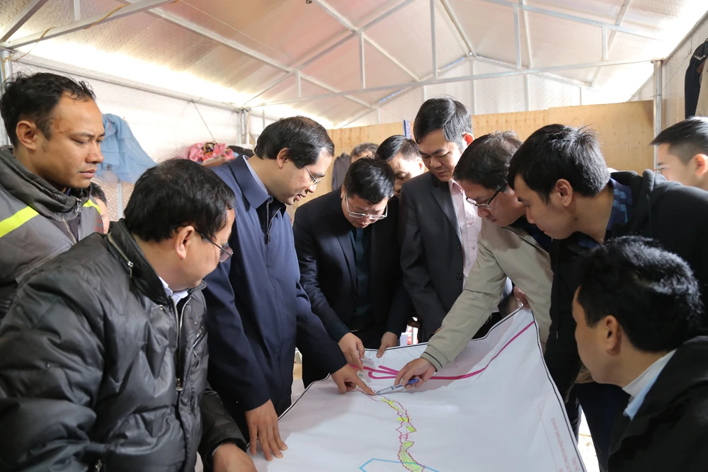 Phó Chủ tịch UBND tỉnh Trịnh Xuân Trường yêu cầu các nhà thầu đẩy nhanh tiến độ thi công.