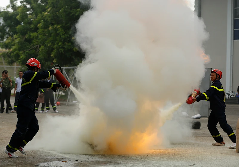 Luyện thể lực để có đủ sức khỏe hoàn thành nhiệm vụ được giao. Một buổi diễn tập công tác phòng cháy, chữa cháy và cứu nạn, cứu hộ quy mô lớn. Rèn luyện kỹ năng dập đám cháy một cách hiệu quả nhất. Khi xảy ra vụ hỏa hoạn, các chiến sỹ cứu hộ luôn là những người dũng cảm, vượt qua hiểm nguy để tìm kiếm, cứu hộ nạn nhân. Luôn đến kịp thời khi hỏa hoạn xảy ra. Đối mặt với “giặc lửa”. Dù trong điều kiện thời tiết nào, các chiến sỹ cứu hộ vẫn dũng cảm hoàn thành nhiệm vụ. Có mặt kịp thời khi xảy ra lũ lụt để cứu hộ, cứu nạn. Cứu người dân bị lũ cuốn. Giúp nhân dân xã Phìn Ngan (Bát Xát) dựng lại nhà trong trận lũ lịch sử năm 2016.