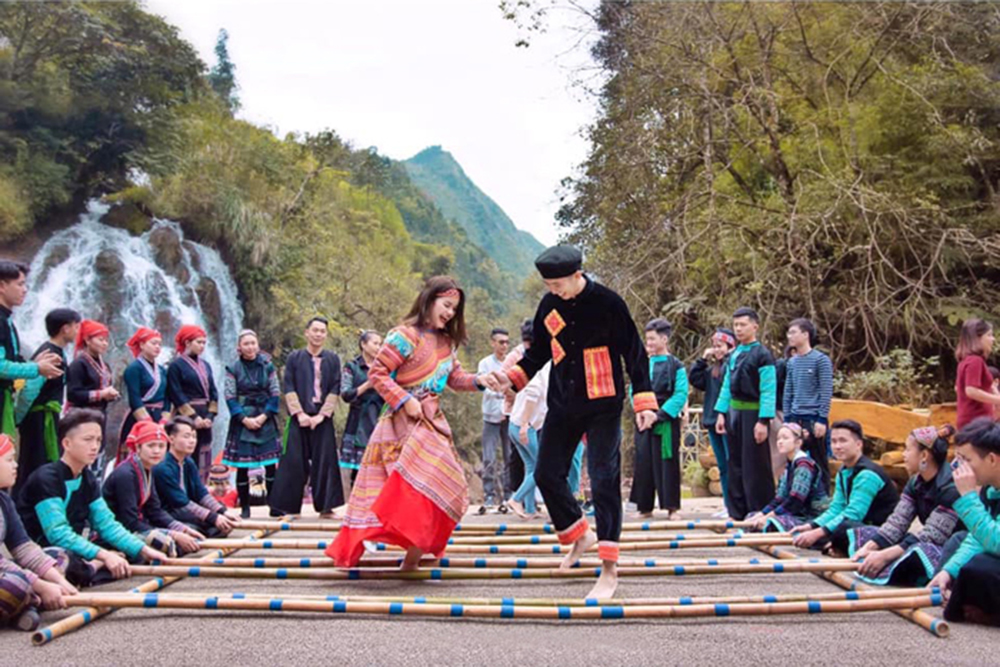 Sản phẩm du lịch đậm sắc màu dân tộc luôn thu hút du khách khi đến Sa Pa. Ảnh: Ngọc Bằng