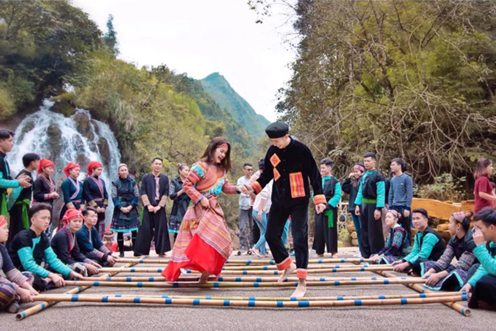 Sản phẩm du lịch đậm sắc màu dân tộc luôn thu hút du khách khi đến Sa Pa. Ảnh: Ngọc Bằng Sản phẩm du lịch đậm sắc màu dân tộc luôn thu hút du khách khi đến Sa Pa. Ảnh: Ngọc Bằng