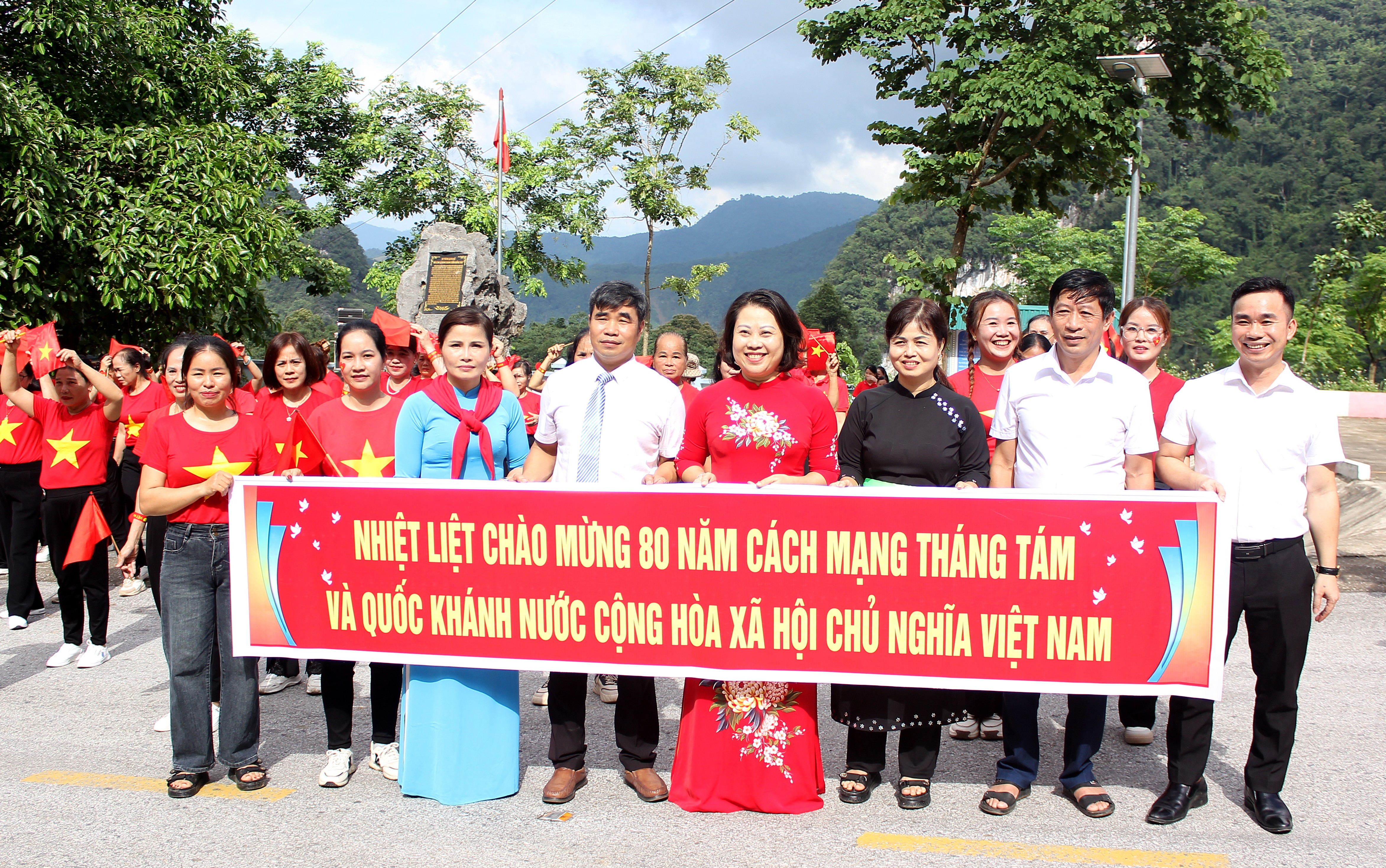 Lãnh đạo xã Thượng Bằng La chúc mừng các hội viên Hội LHPN xã đã tổ chức thành công chương trình. lunglo1.jpg
