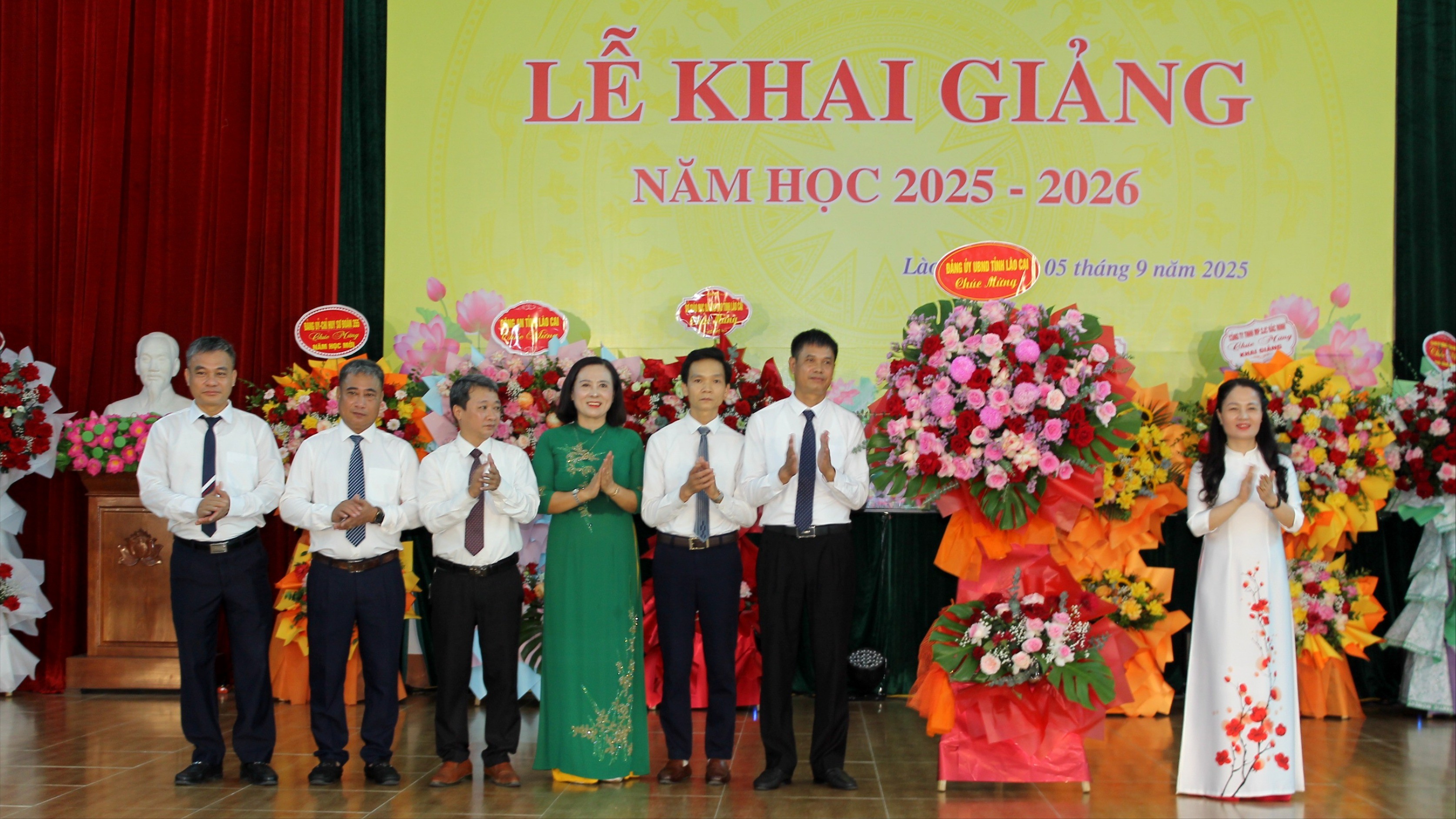 Lãnh đạo Đảng ủy UBND tỉnh tặng hoa chúc mừng Trường Cao đẳng Nghề Yên Bái Lãnh đạo Đảng ủy UBND tỉnh tặng hoa chúc mừng Trường Cao đẳng Nghề Yên Bái