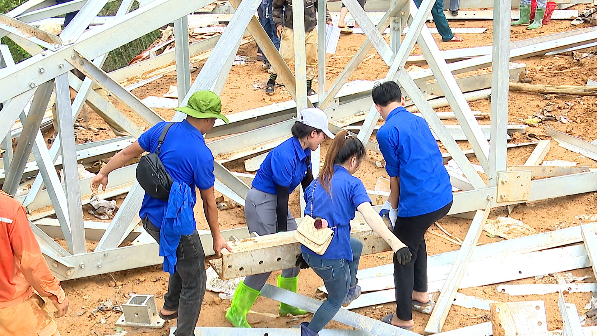 Thanh niên xã Mường Lai hỗ trợ công nhân Công ty Cổ phần Tư vấn Xây dựng Điện 1 dọn mặt bằng. 44.jpg