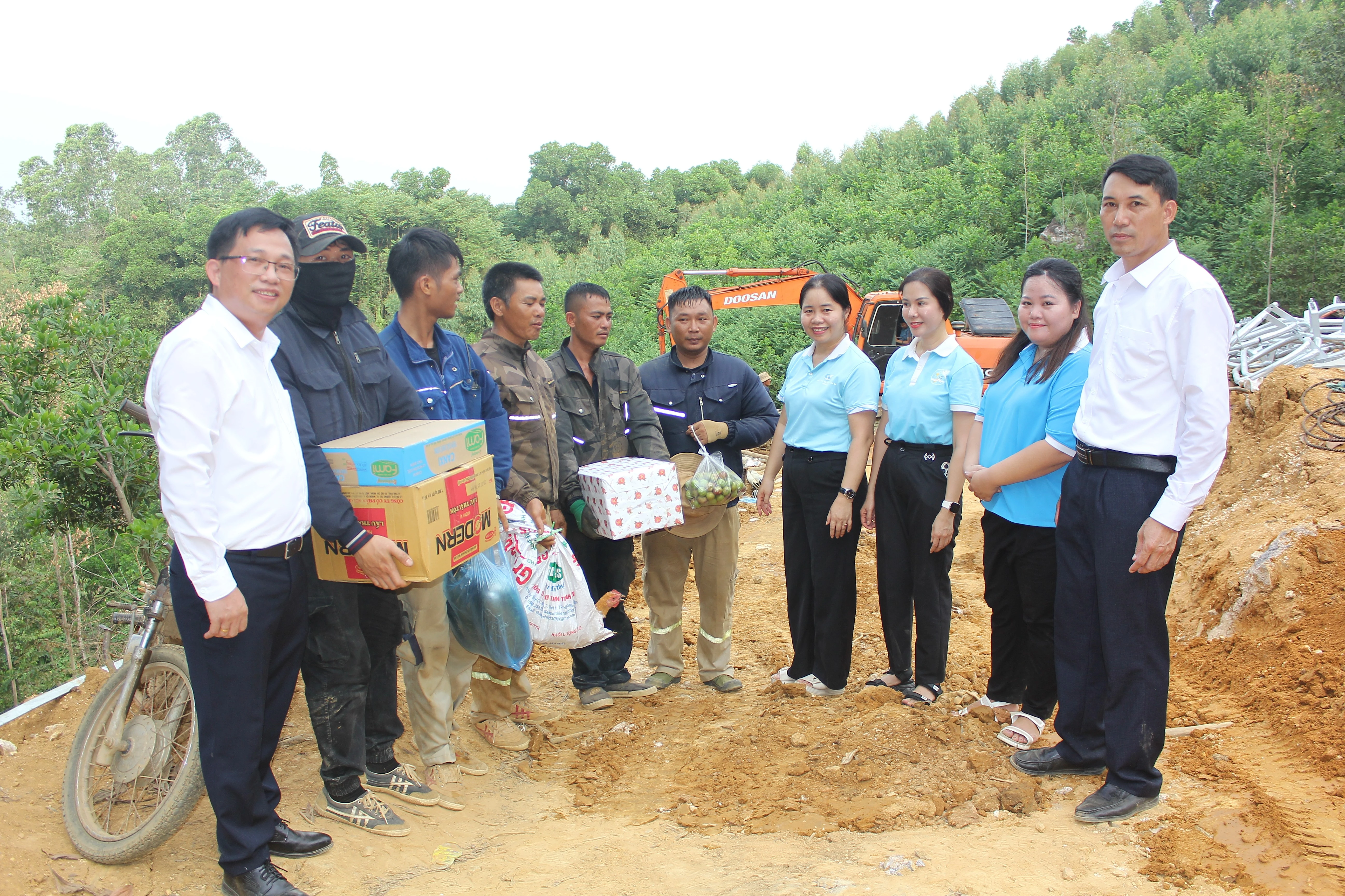 Đoàn công tác Hội LHPN tỉnh Lào Cai và lãnh đạo xã Thác Bà thăm, tặng quà cán bộ, công nhân đang thi công cột điện số 270, Dự án đường dây 500kV Lào Cai – Vĩnh Yên.