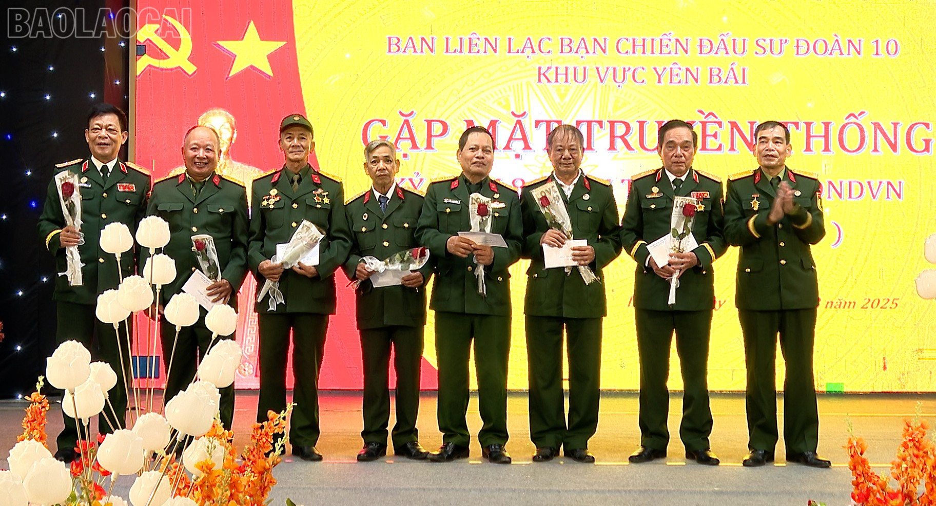 کمیته رابط پیشکسوتان رزمی لشکر دهم در منطقه ین بای، برای تبریک هفتاد و پنجمین سالگرد تولد اعضای خود، گل اهدا کرد. baolaocai-tl_s2.jpg