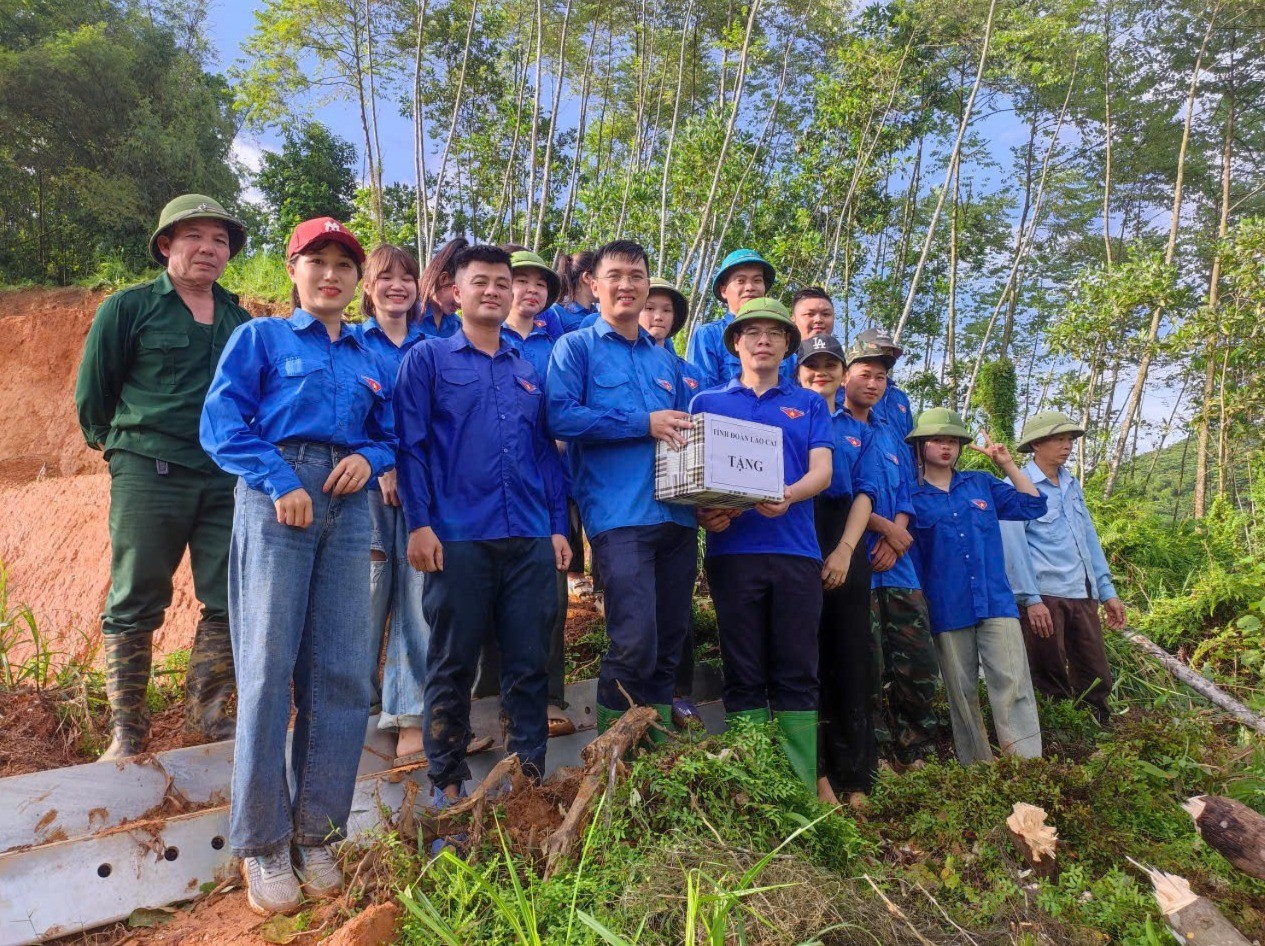 Đồng chí Hà Đức Hải tặng quà, động viên đoàn viên, thanh niên xã Lục Yên. 1233333-2178.jpg