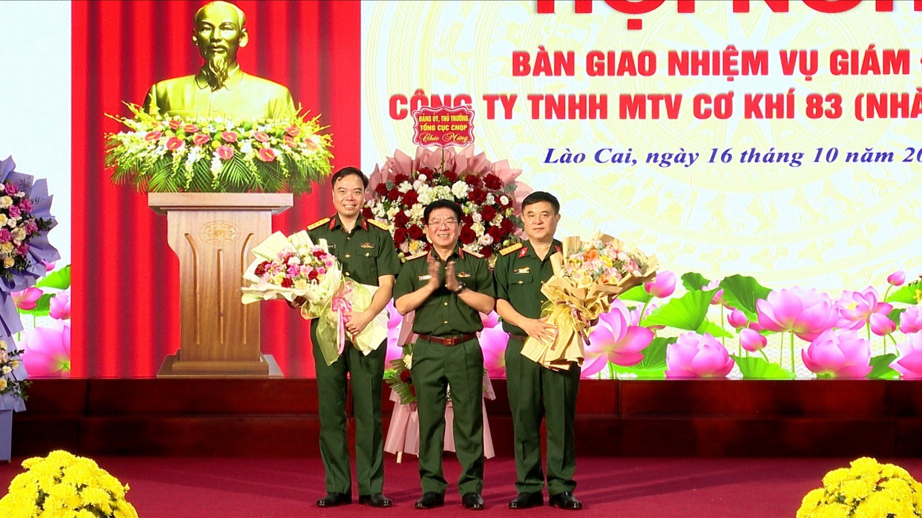 Thiếu tướng Phạm Thanh Khiết - Phó Chủ nhiệm, Tham mưu trưởng Tổng cục Công nghiệp Quốc phòng tặng hoa chúc mừng các đồng chí được giao nhiệm vụ mới. 22-6535.jpg