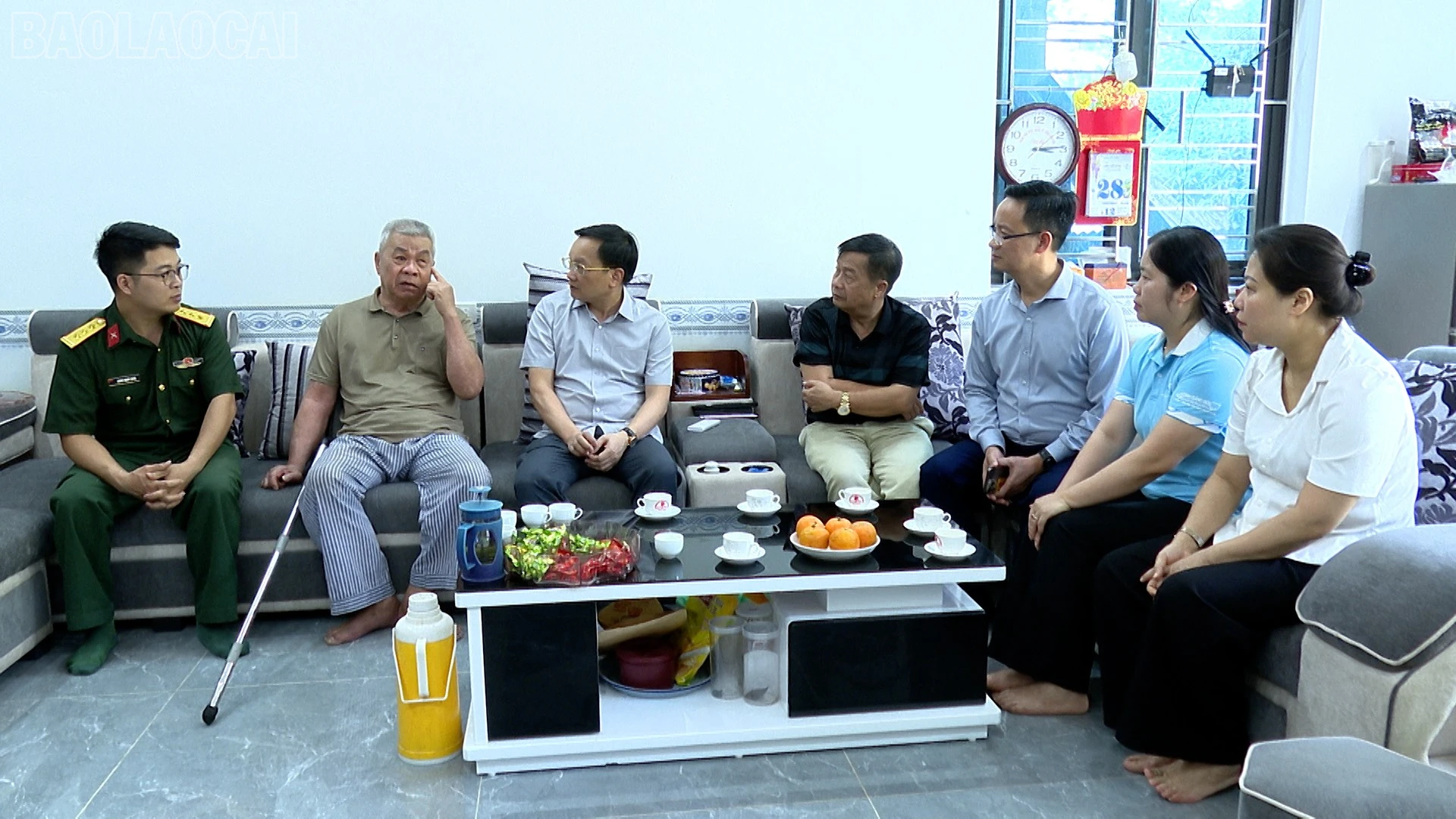 Đoàn công tác của tỉnh thăm hỏi, động viên thương binh hạng 3/4 Hà Quốc Tế.