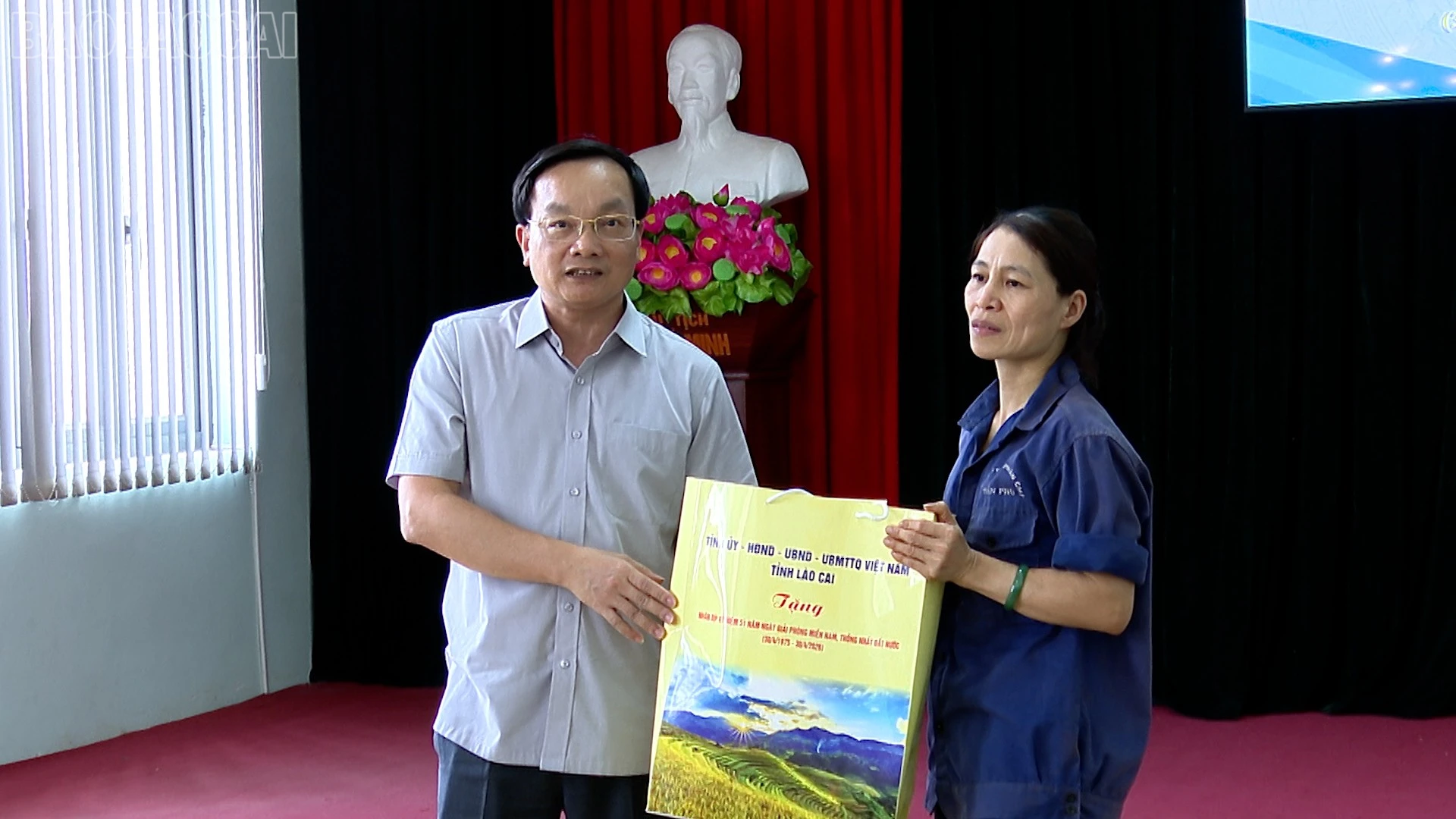 Đồng chí Đỗ Đức Minh - Giám đốc Sở Tài chính tặng quà, động viên chị Đặng Thị Minh Hiếu, công nhân Công ty cổ phần chè Trần Phú.