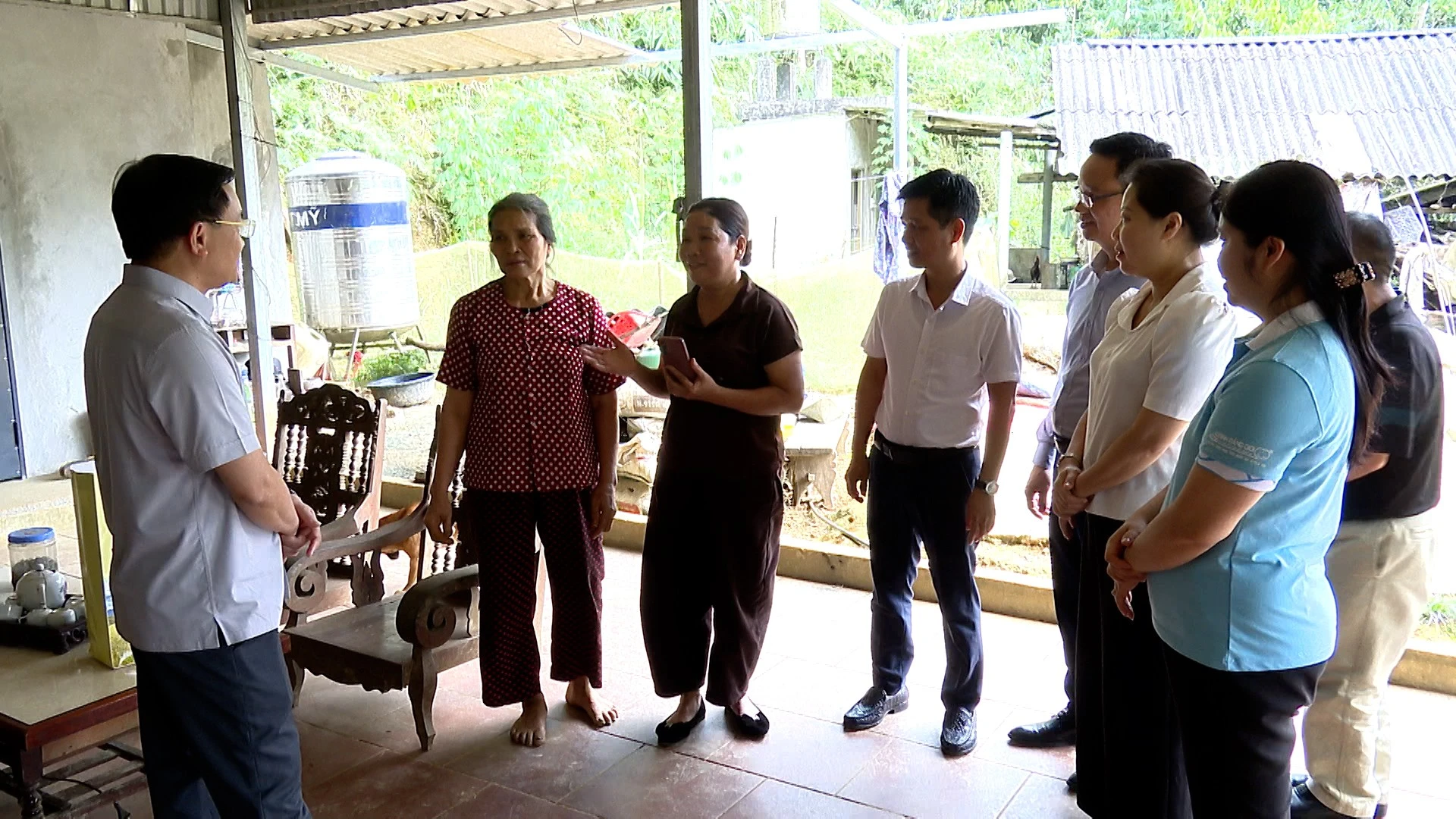 Đoàn công tác của tỉnh thăm hỏi, động viên và tặng quà gia đình chị Trần Thị Luyến - người lao động có hoàn cảnh khó khăn tại thôn Yên Hưng.