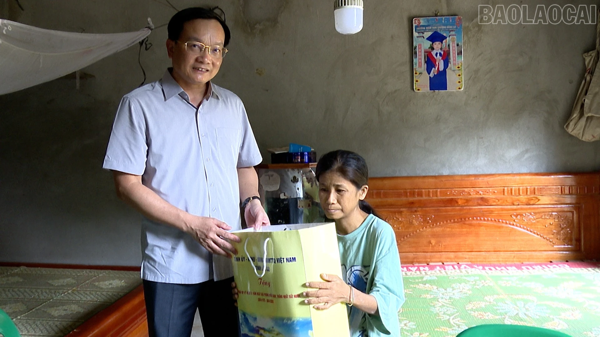 Đồng chí Đỗ Đức Minh - Giám đốc Sở Tài chính tặng quà cho bà Hoàng Thị Thanh là hộ nghèo, có hoàn cảnh khó khăn.