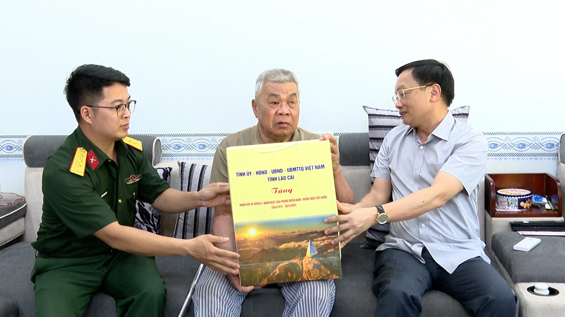 Đồng chí Đỗ Đức Minh - Giám đốc Sở Tài chính tặng quà cho ông Hà Quốc Tế.