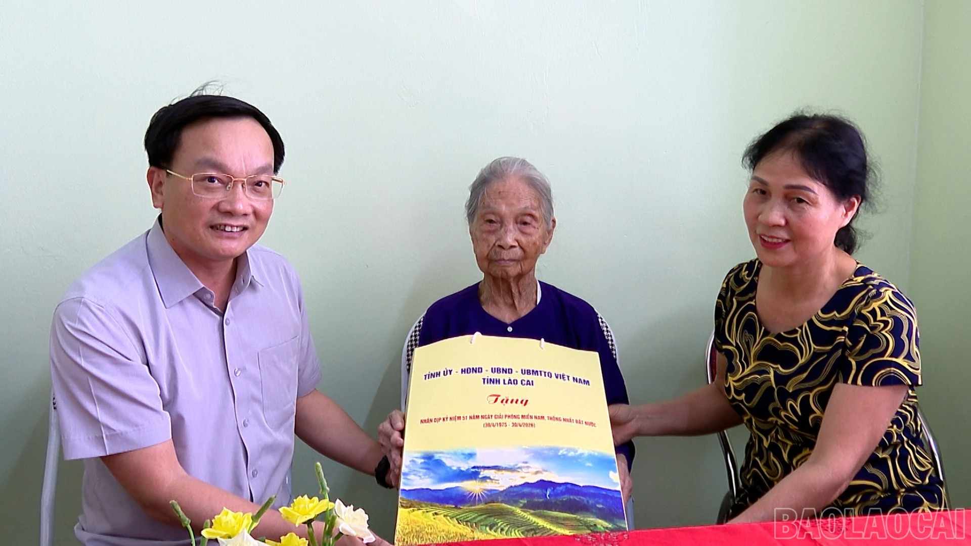 Đồng chí Đỗ Đức Minh - Giám đốc Sở Tài chính tặng quà cho Mẹ Việt Nam anh hùng Nguyễn Thị Hòa.