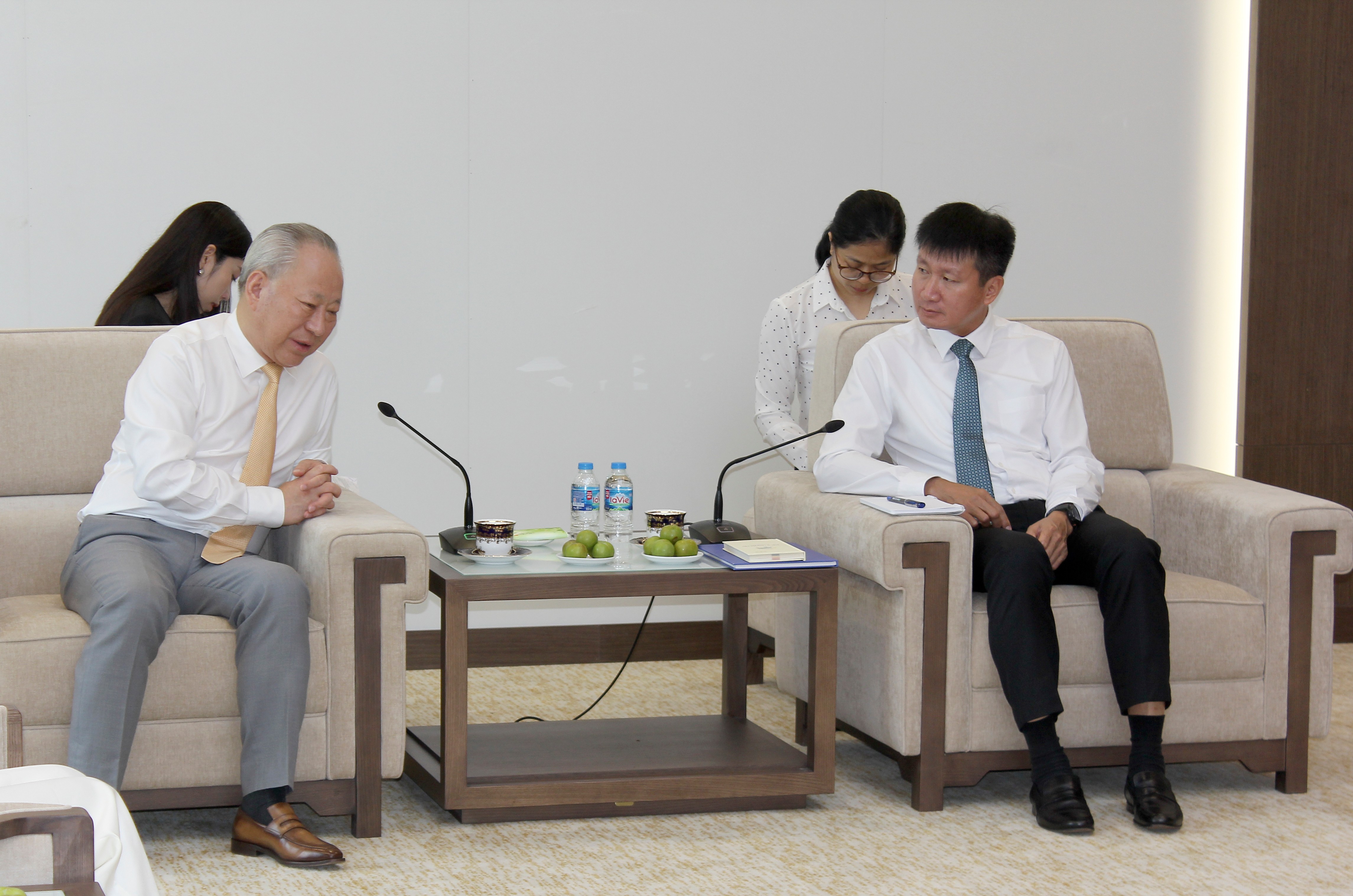 Ông Nghiêm Giới Hòa, Người sáng lập Tập đoàn Xây dựng Thái Bình Dương, Chủ tịch Viện Nghiên cứu Trang Nghiêm trao đổi với đồng chí Trần Huy Tuấn - Phó Bí thư Tỉnh ủy, Chủ tịch UBND tỉnh Lào Cai. img-6965.jpg