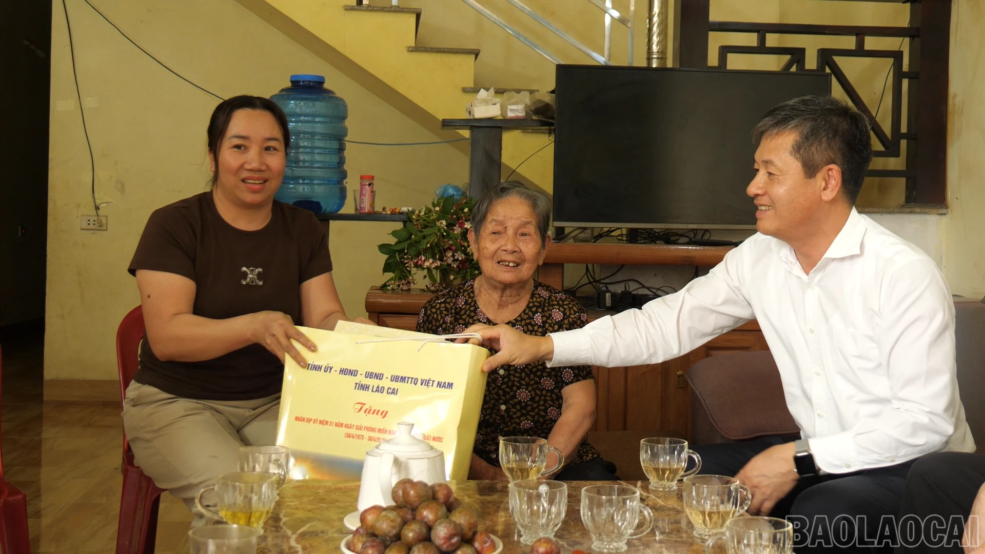 Đồng chí Ngô Hạnh Phúc thăm, tặng quà gia đình công nhân, lao động, hộ nghèo tại xã Văn Bàn.