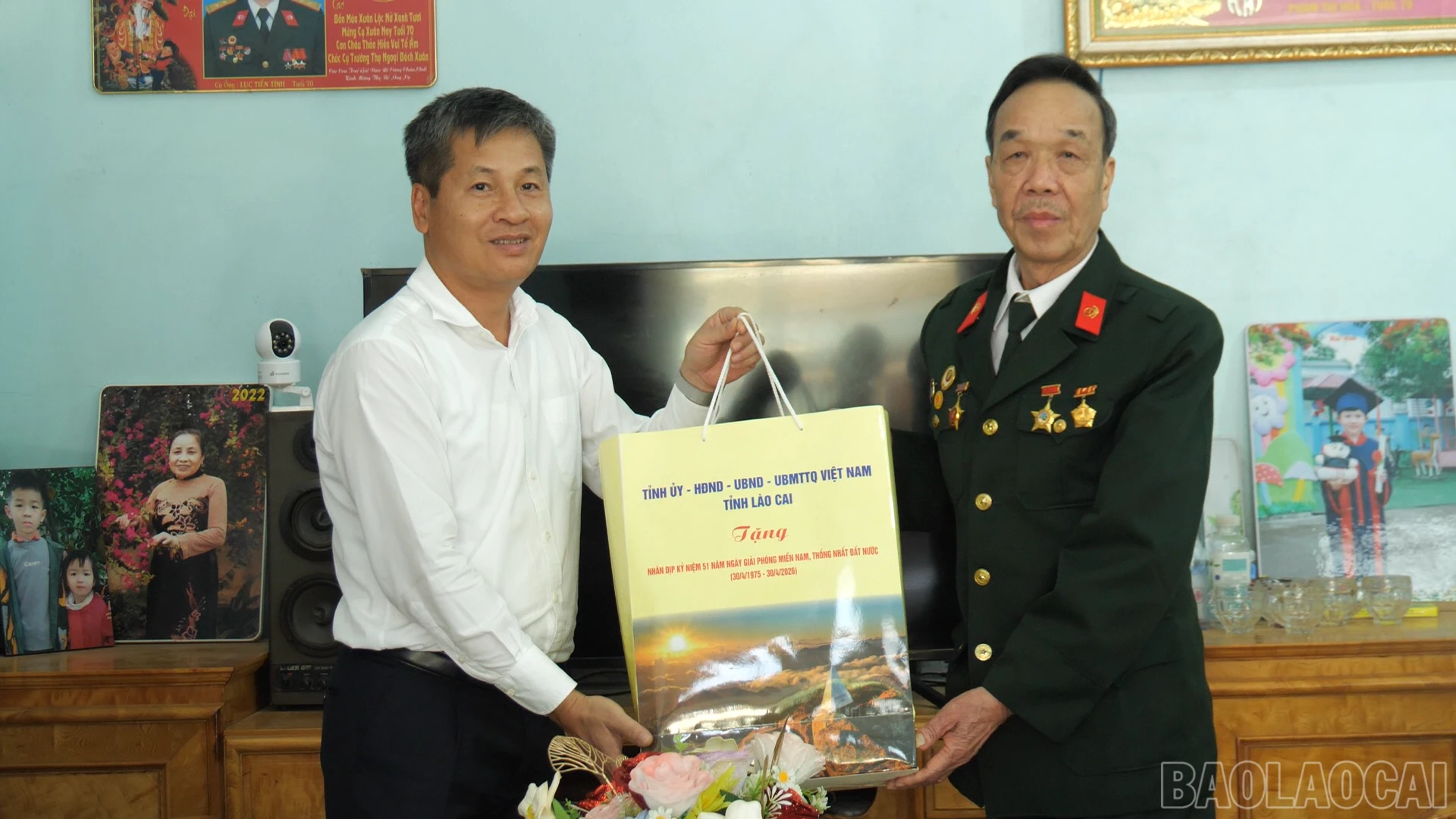 Đồng chí Phó Chủ tịch Thường trực UBND tỉnh Ngô Hạnh Phúc tặng quà ông Vũ Khắc Tiến.