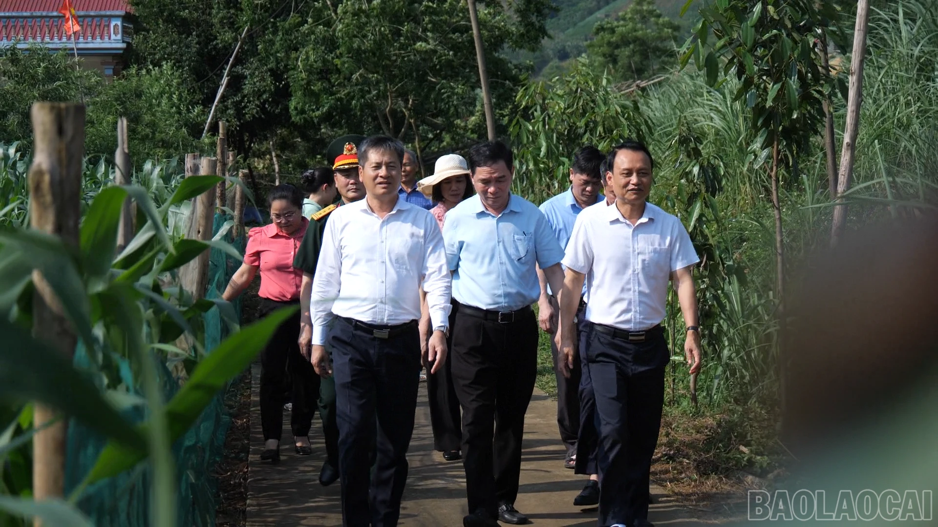 Đồng chí Ngô Hạnh Phúc và Đoàn công tác tới thăm các gia đình chính sách tại xã Văn Bàn.