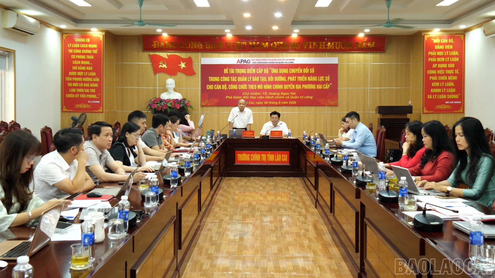 Quang cảnh buổi làm việc.