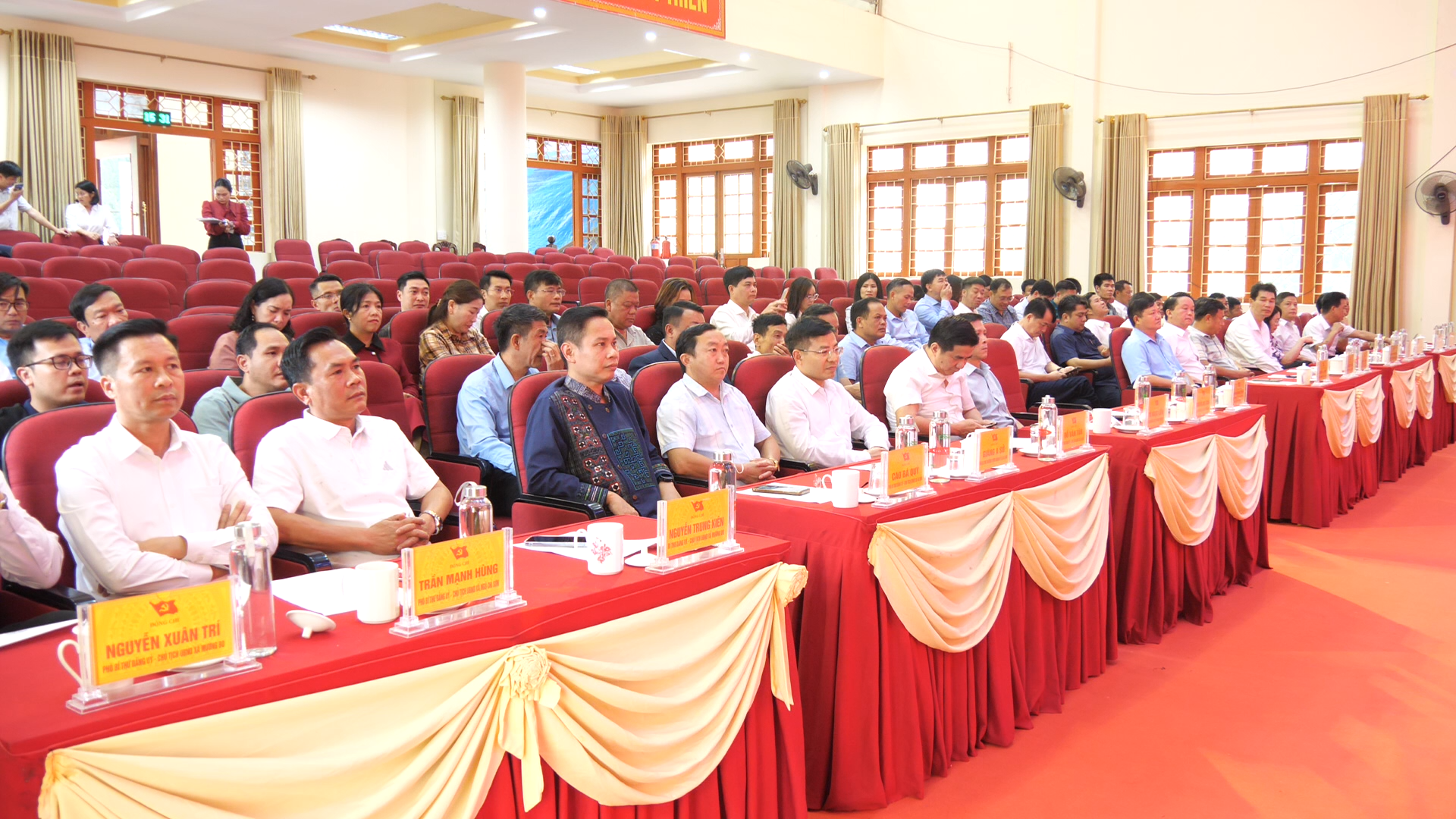 Đại biểu dự hội nghị sa-pa-quy-che00-03-27-03still005.png