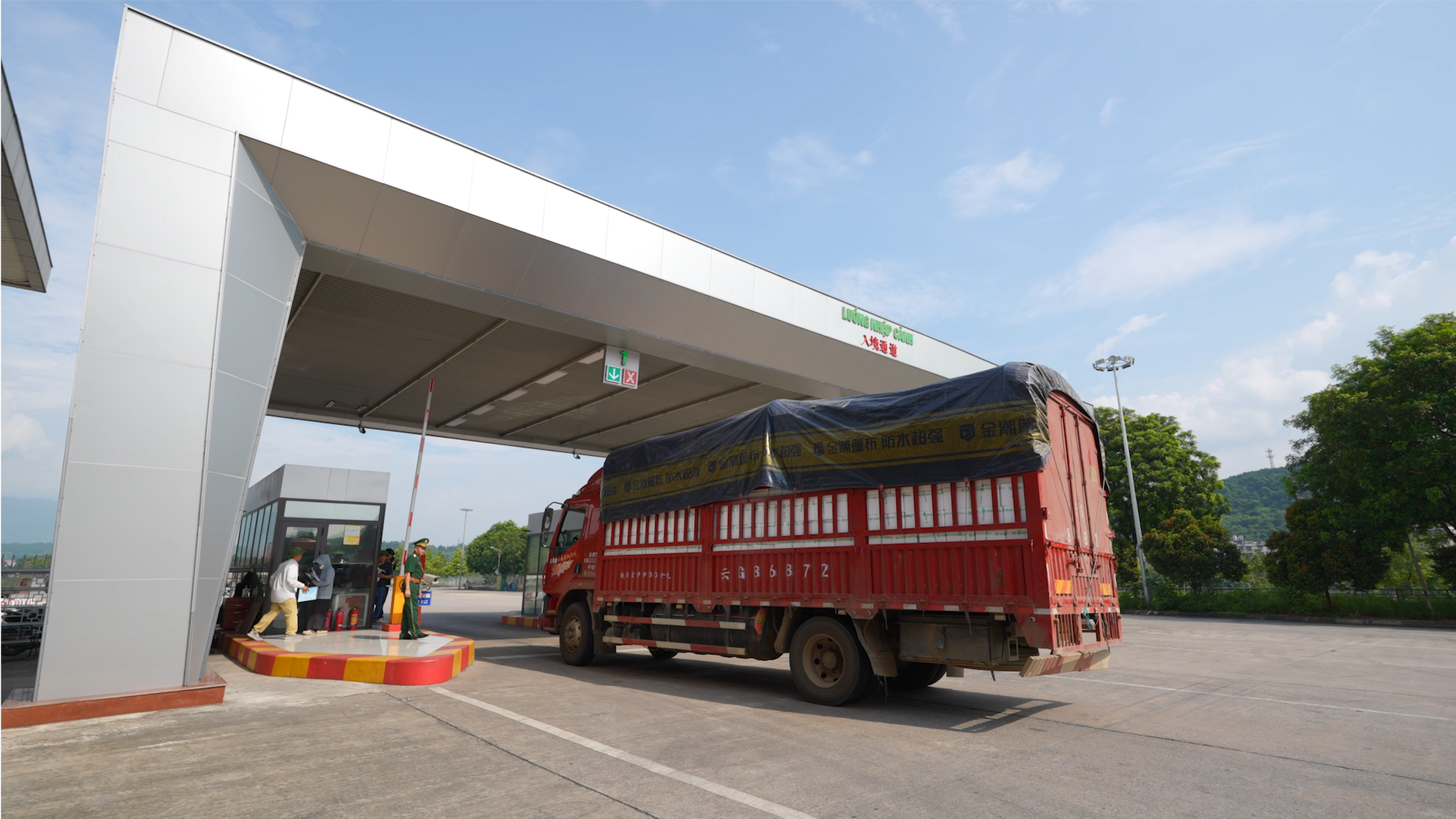 Trung bình mỗi ngày có trên dưới 500 phương tiện chở hàng nông sản nhập khẩu qua Cửa khẩu Quốc tế đường bộ số 2 Kim Thành nong-san-nhap-khau00-12-29-21still002.png