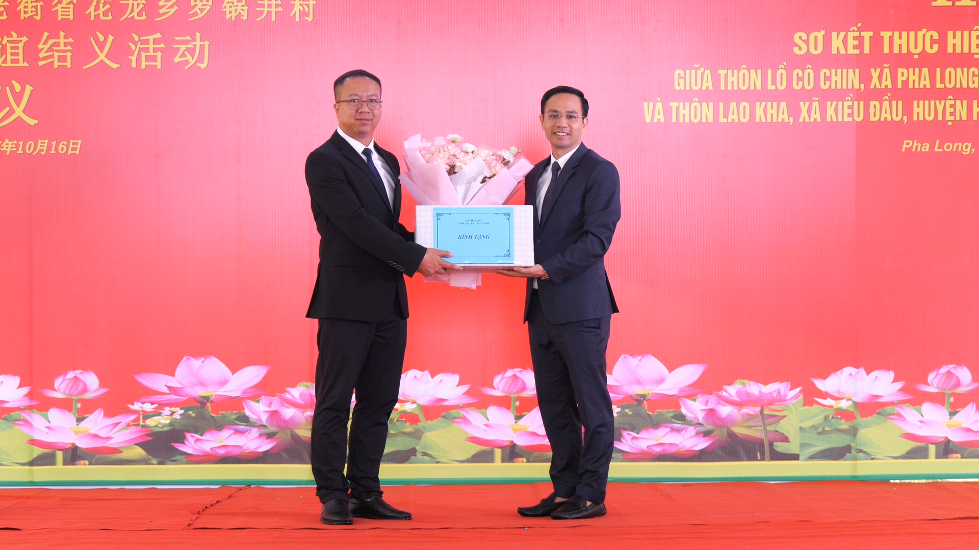 Lãnh đạo hai xã Pha Long (Việt Nam) và Kiều Đầu (Trung Quốc) tặng quà tại lễ sơ kết. so-ket00-04-47-11still006.png