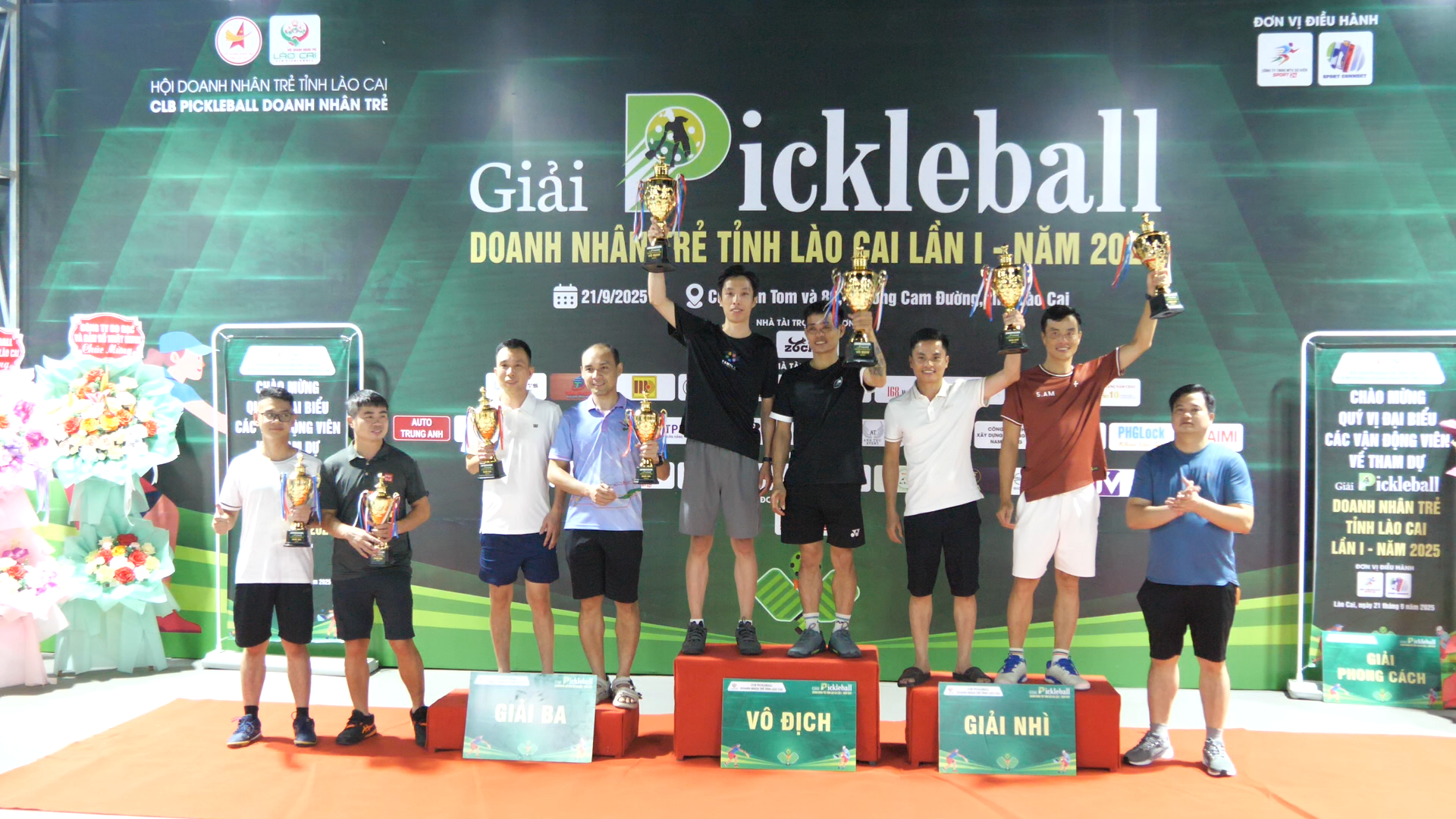 Ban tổ chức trao giải cho các vận động viên đoạt giải. pick-dnt00-01-07-09still003.png