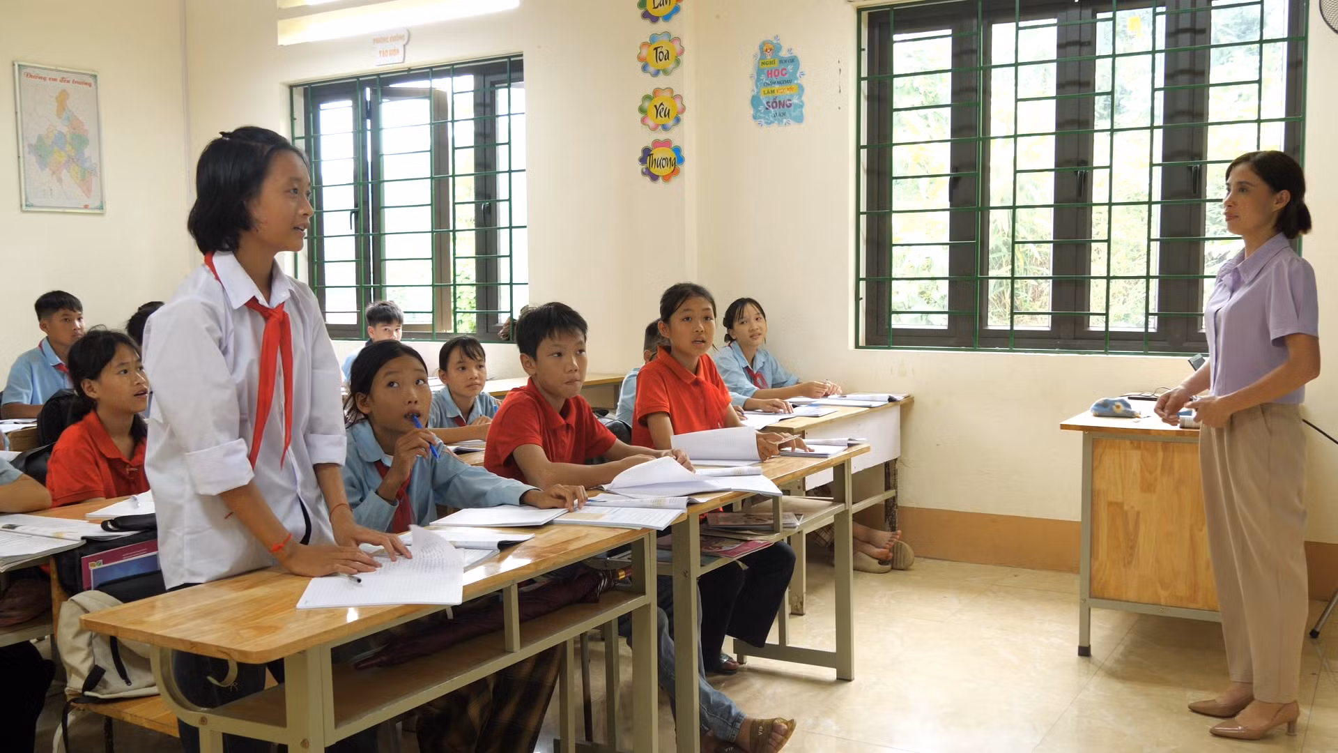 Em Mông Hoàng Thảo Ngọc trở lại trường viết tiếp ước mơ trở thành bác sĩ.