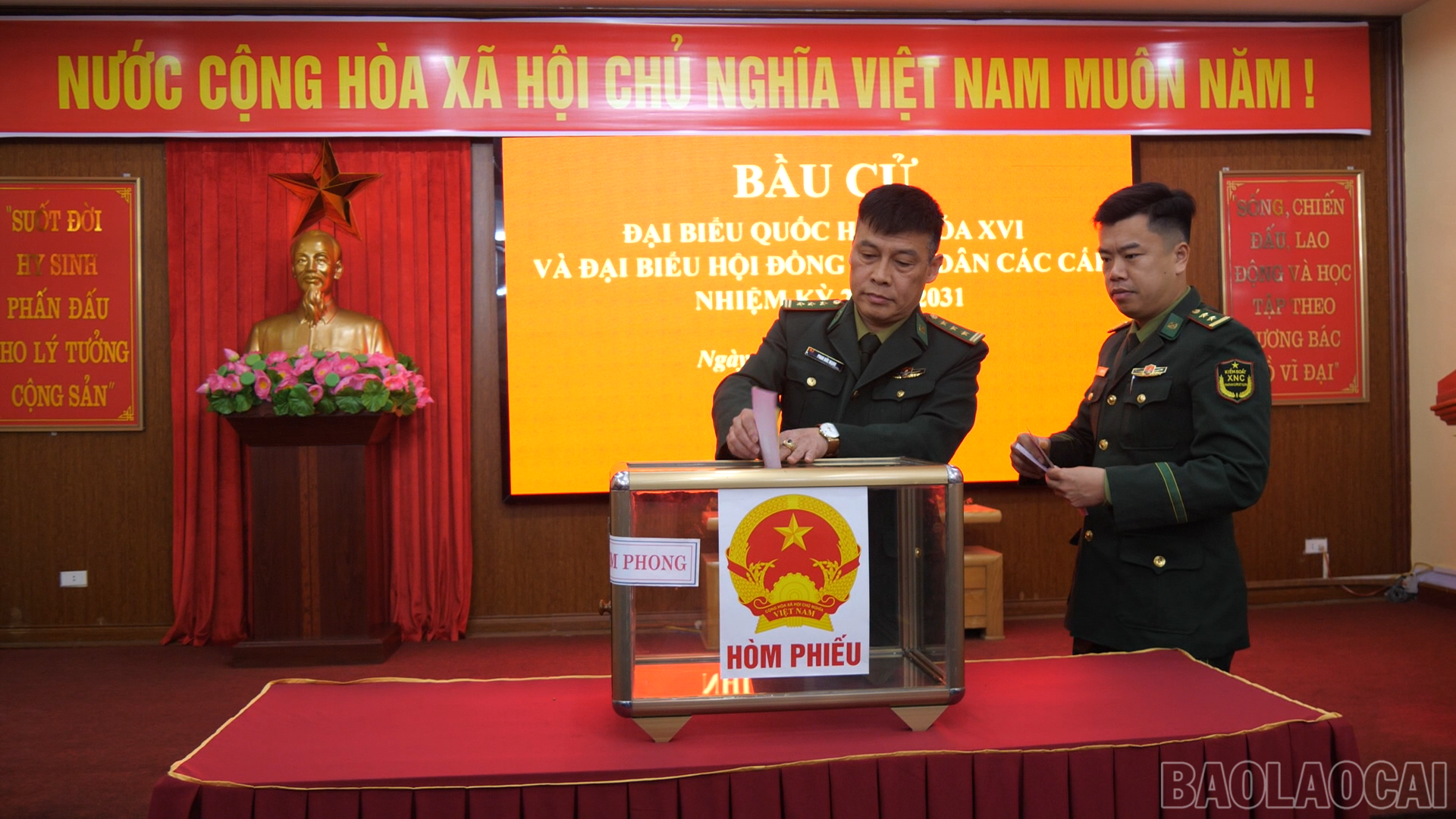 Lực lượng bộ đội Biên phòng Lào Cai hoàn thành sớm công tác bỏ phiểu tại các điểm bầu cử.