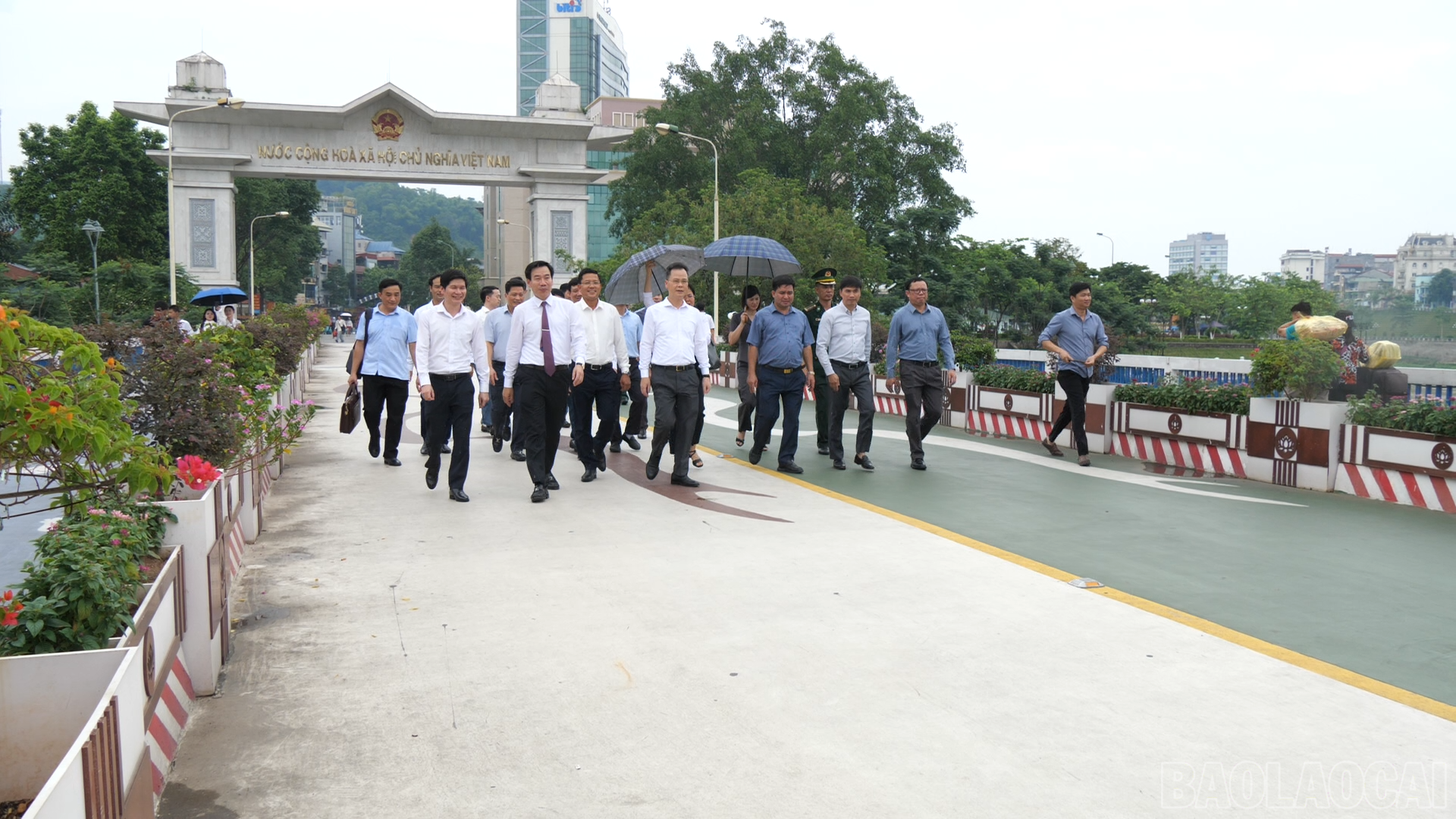 Đoàn đại biểu Lào Cai do Phó Chủ tịch UBND tỉnh Lào Cai - Nguyễn Thành Sinh làm trưởng đoàn xuất cảnh tham dự Hội chợ triển lãm Trung Quốc - Nam Á lần thứ 9. baolaocai-br_xuat-canh1100-02-32-49still001.png