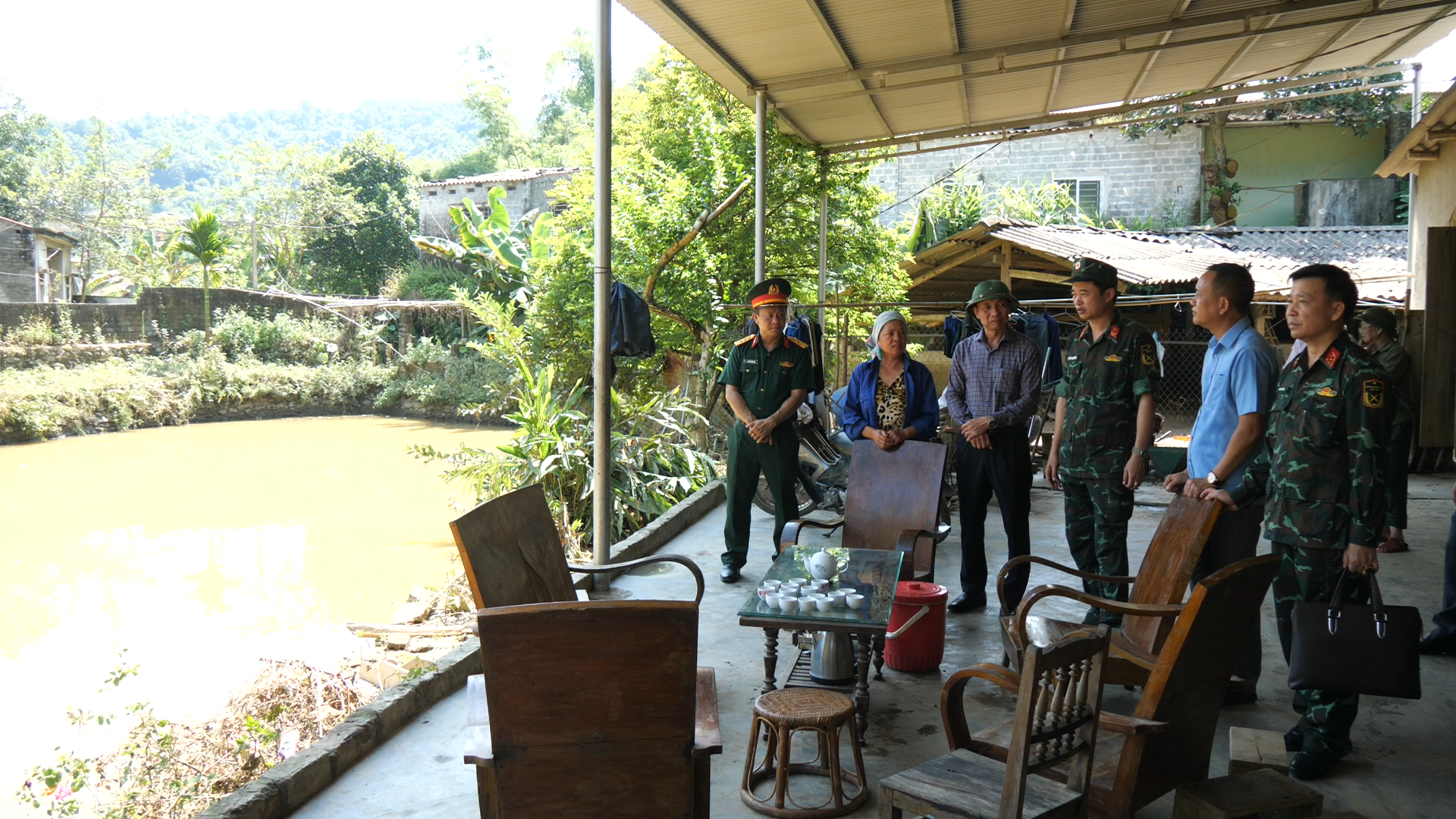 Đồng chí Vũ Quỳnh Khánh - Phó Chủ tịch Thường trực HĐND tỉnh thăm hỏi các hộ gia đình bị thiệt hại do mưa lũ. Đồng chí Vũ Quỳnh Khánh - Phó Chủ tịch Thường trực HĐND tỉnh thăm hỏi các hộ gia đình bị thiệt hại do mưa lũ.