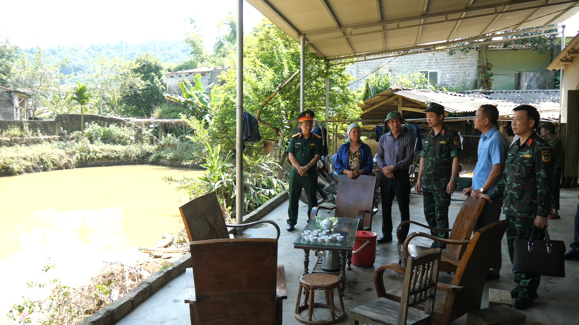 Đồng chí Vũ Quỳnh Khánh - Phó Chủ tịch Thường trực HĐND tỉnh thăm hỏi các hộ gia đình bị thiệt hại do mưa lũ.