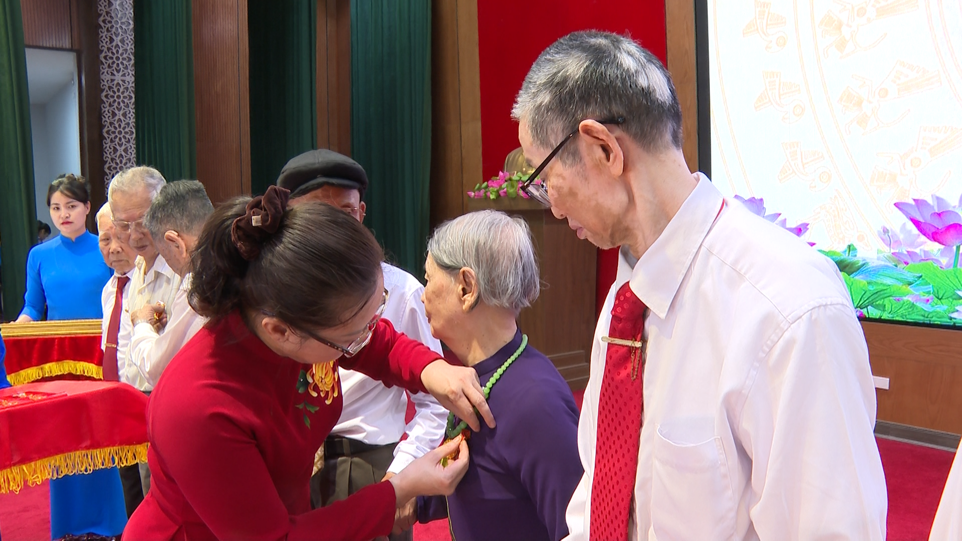 Đồng chí Bí thư Thành ủy trao Huy hiệu Đảng cho đảng viên 60 năm tuổi đảng. huy-hieu-dang00-03-55-10still004.png