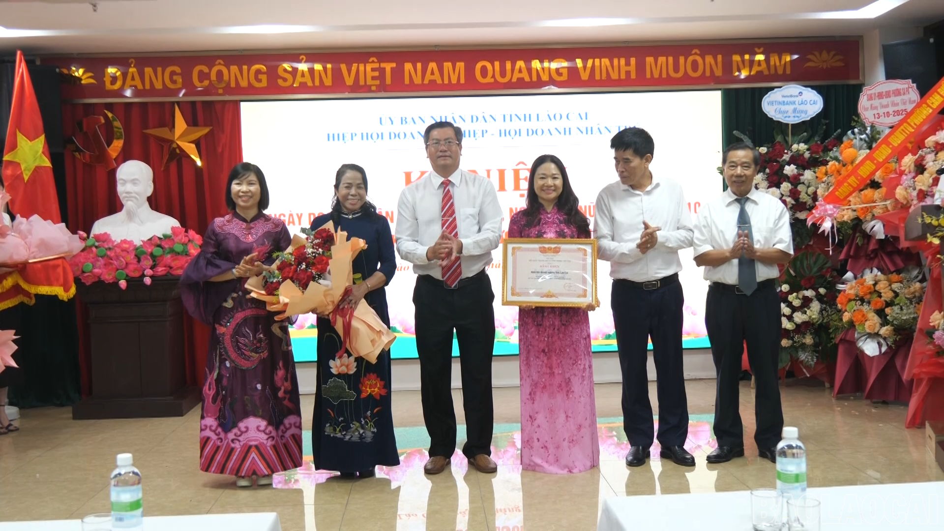 Trao bằng khen của Liên đoàn Thương mại và Công nghiệp Việt Nam. baolaocai-br_hoi-dnt00-04-49-06still001.png